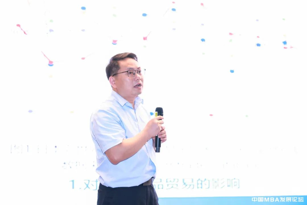 20231008235631032700.png 上海海事大学经济管理学院院长吴先华做《日本核废水排放对全球产业经济的影响》的主题演讲