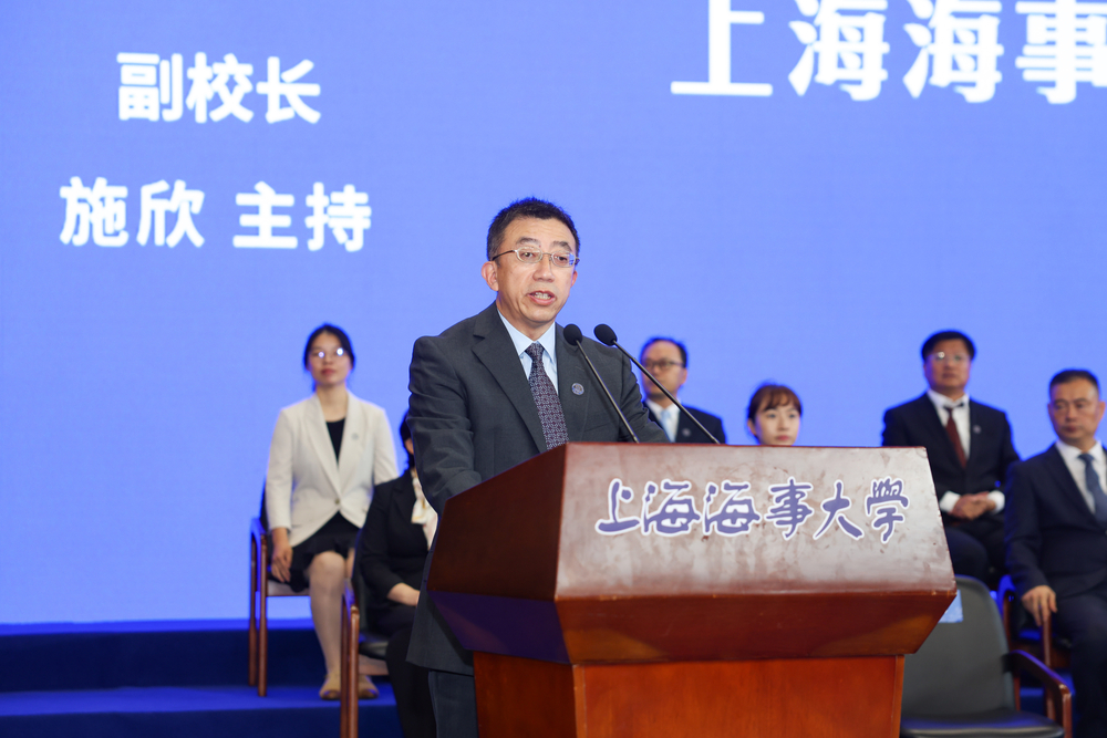 施欣副校长主持开学典礼