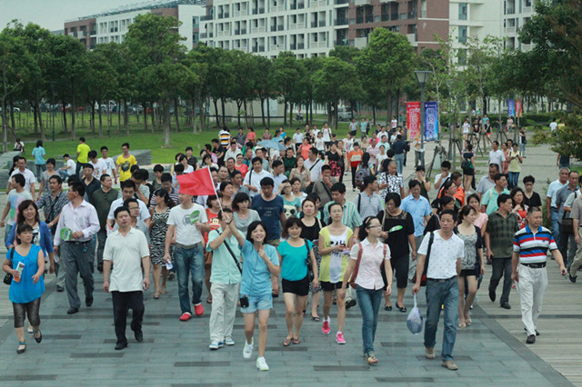 “家长大学堂”带家长参观校园