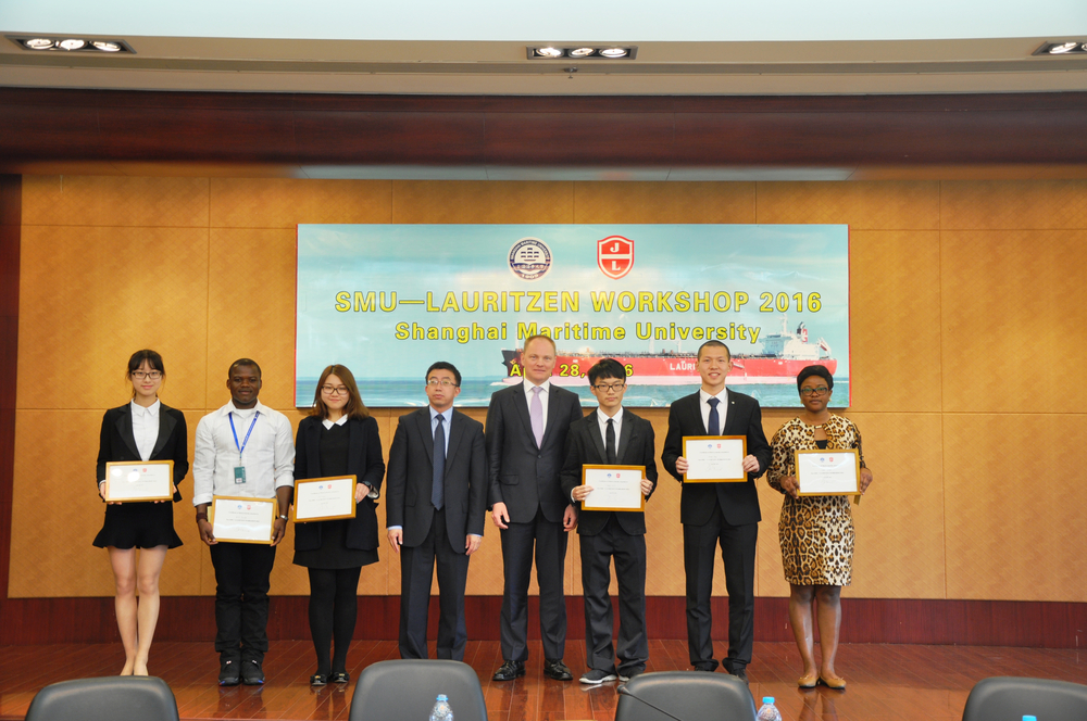 施欣副校长与Peter Borup总裁为获奖学生颁奖