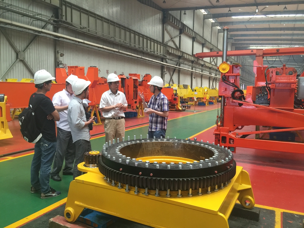 到振华重工生产基地开展企业实践活动