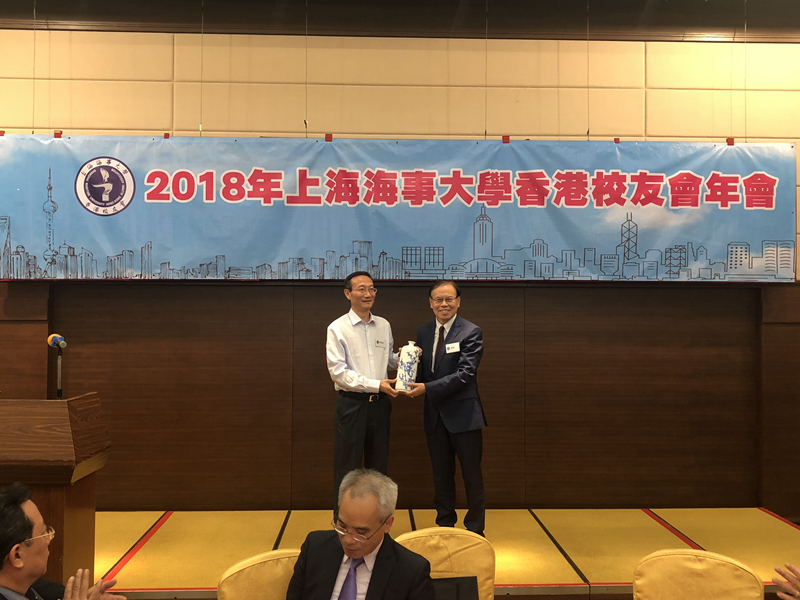 黄有方校长向香港校友会赠送由我校徐悲鸿艺术学院院长乐震文教授书画作品“竹”烧制的瓷瓶 黄有方校长向香港校友会赠送由我校徐悲鸿艺术学院院长乐震文教授书画作品“竹”烧制的瓷瓶