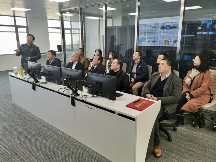 参观跨境贸易风险监测大数据与人工智能平台实验室
