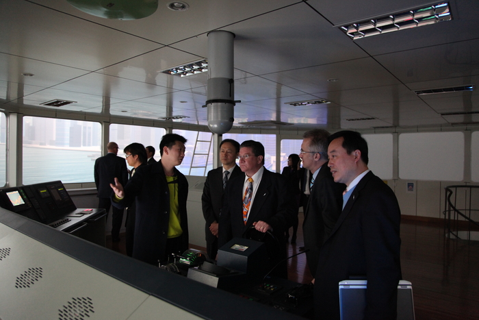 来宾参观航海模拟器 来宾参观航海模拟器