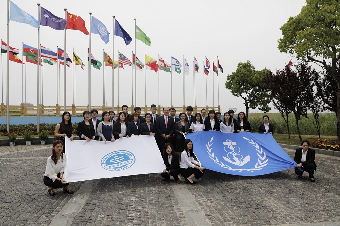 与我校学生合影 与我校学生合影