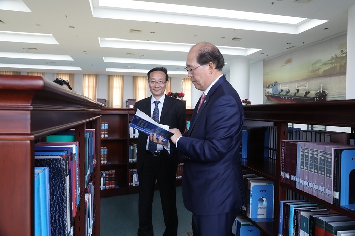 黄有方校长向林基泽秘书长介绍学校有关情况 黄有方校长向林基泽秘书长介绍学校有关情况