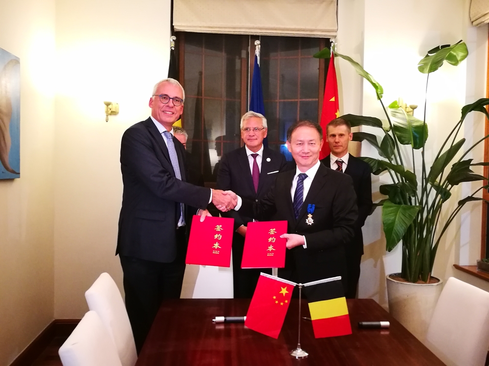 在克里斯·佩特斯副首相等见证下签署合作协议