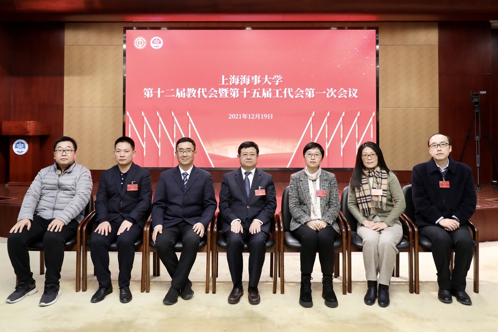 宋宝儒书记、贺莉副书记与第十五届工会经审委员会委员合影