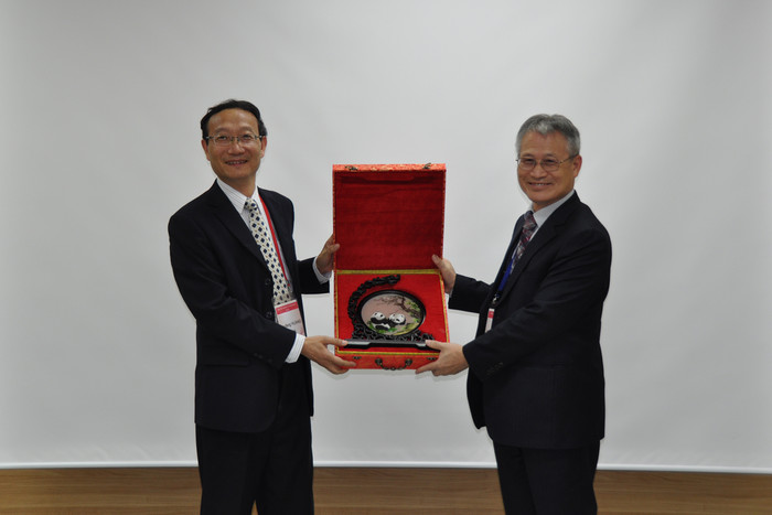 与韩国航海与港湾学会理事长交换礼物