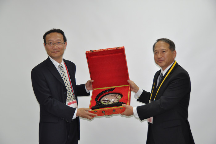 与日本航海学会理事长交换礼物