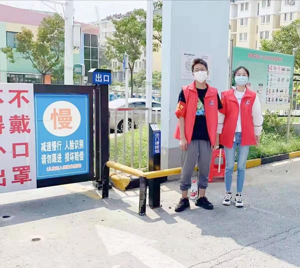 戚鹏在社区引导测温工作