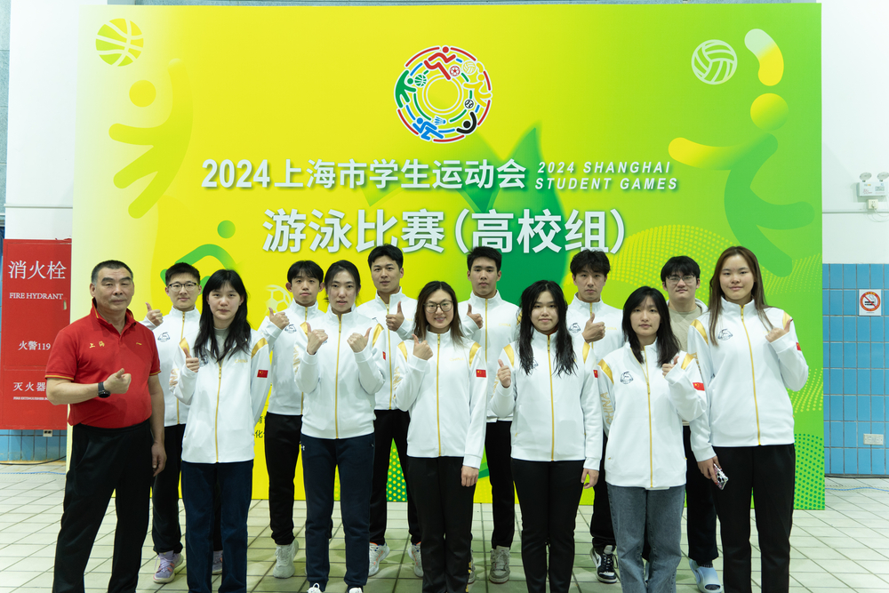20241211034541792500.jpg 上海海事大学游泳队教练赵伟民和参赛队员