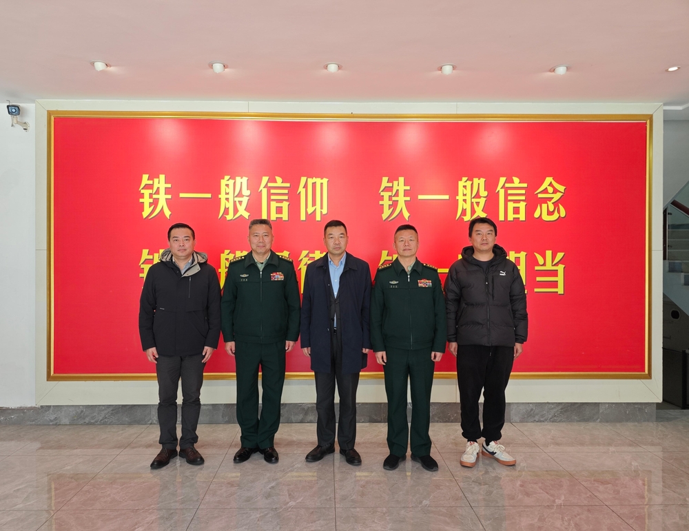 慰问共建部队合影