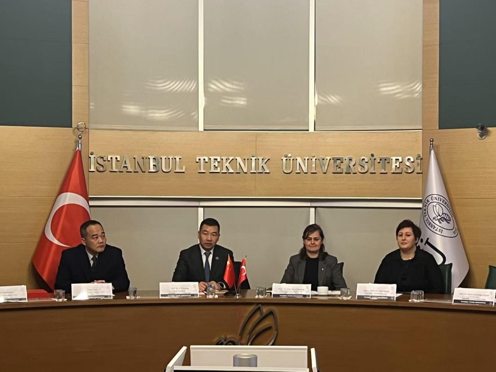 20241225122730065800.jpg 与伊斯坦布尔科技大学副校长伊佩克•阿金•卡拉迪亚伊教授等座谈交流