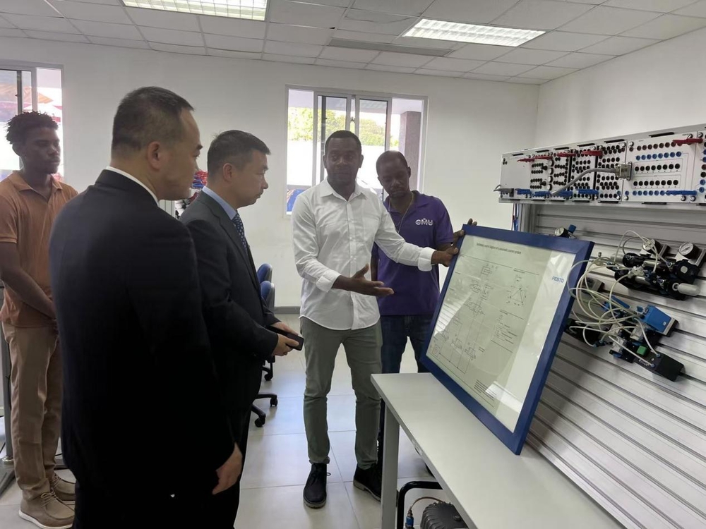 20241225122730276800.jpg 参观加勒比海事大学实验室