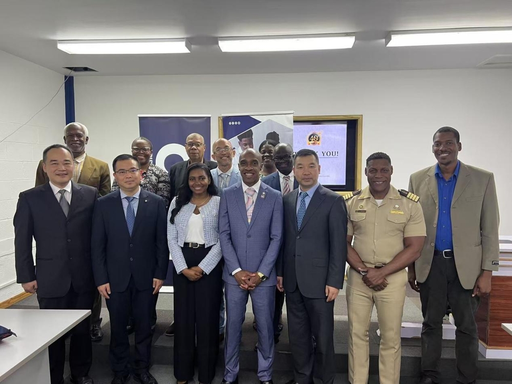 20241225122730202000.jpg 与加勒比海事大学座谈人员合影留念