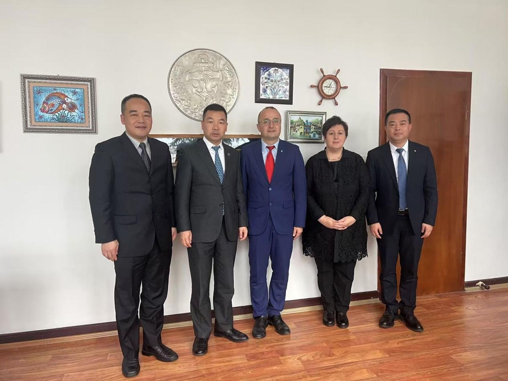 20241225122730134200.jpg 与伊斯坦布尔科技大学海运学院院长奥兹坎•阿尔斯兰教授等合影留念