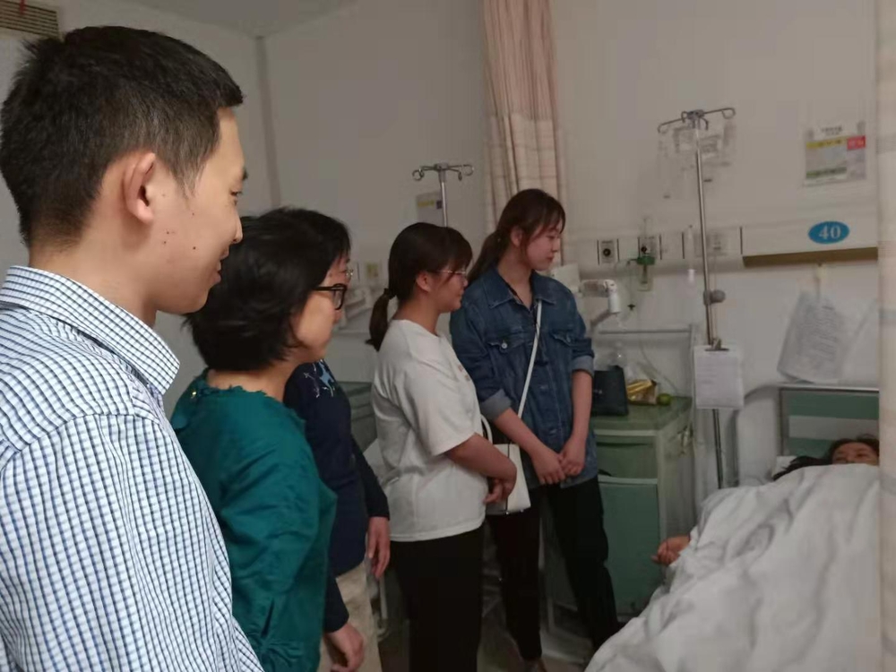 学院党委号召为手术维吾尔族学生捐款,并做好术后护理工作