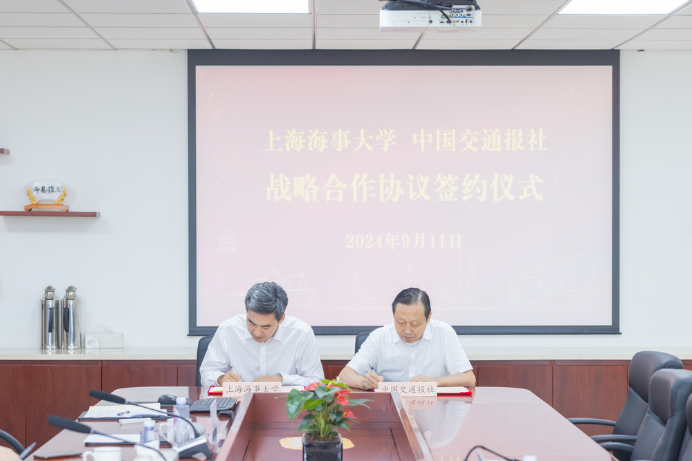初北平、朱玉峰分别代表双方签署战略合作协议