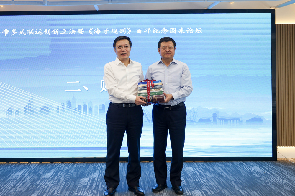 20240830111736664800.jpg 上海海事大学向南京海事法院赠送教师著作