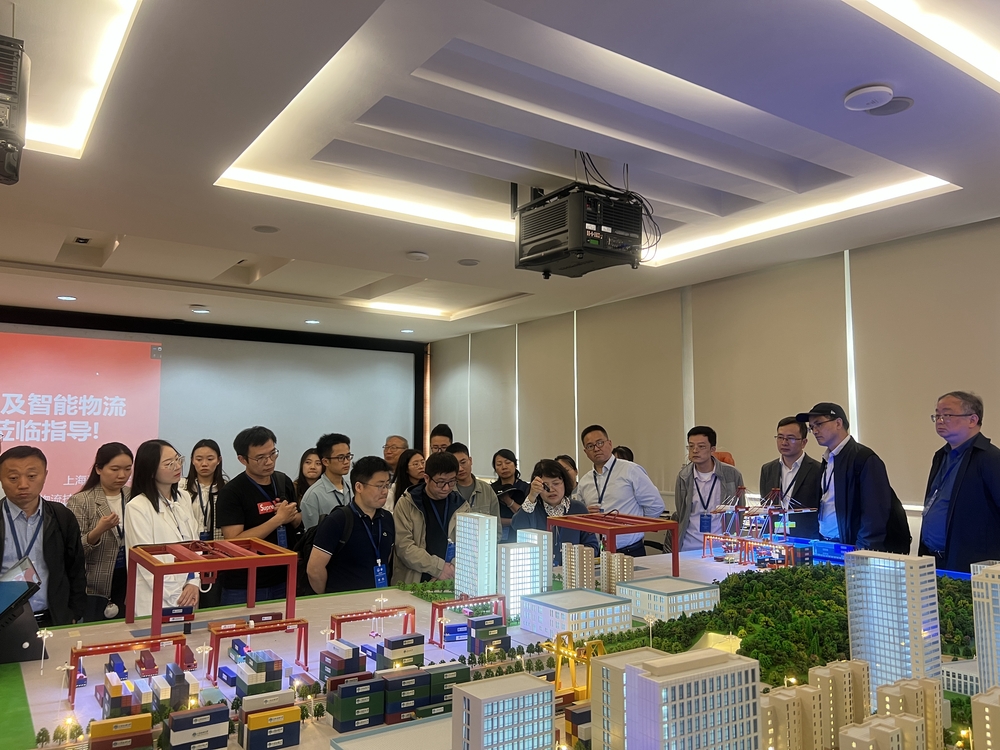 参观地下物流技术研究中心实验室