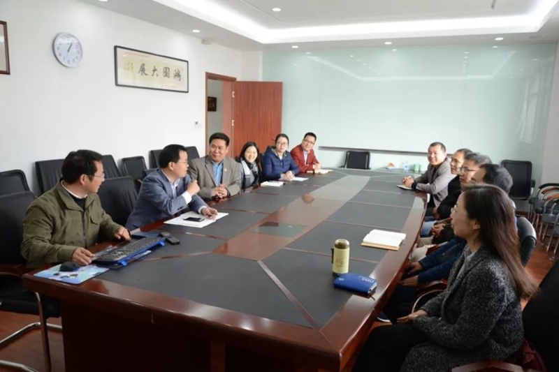 吴先华教授团队在讨论中 吴先华教授团队在讨论中