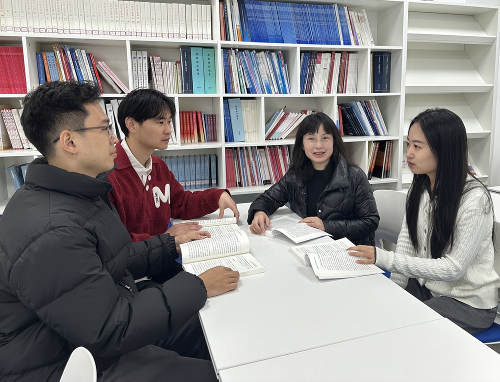 社团指导老师马克思主义学院副书记 雷丽与习研会学生骨干研讨宣讲内容