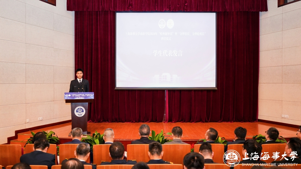 学生代表褚洪伟发言