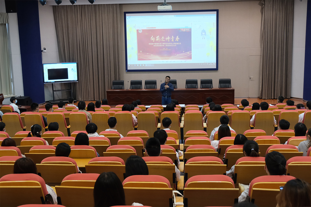 校团委书记梁亮老师进行现场动员