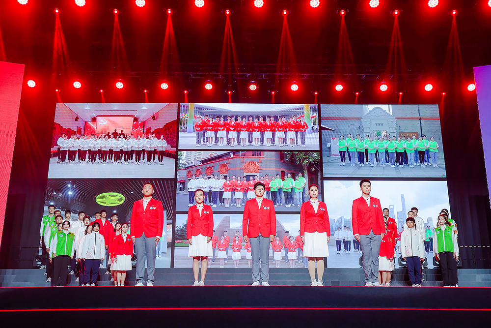 领誓人带领进博志愿者宣誓