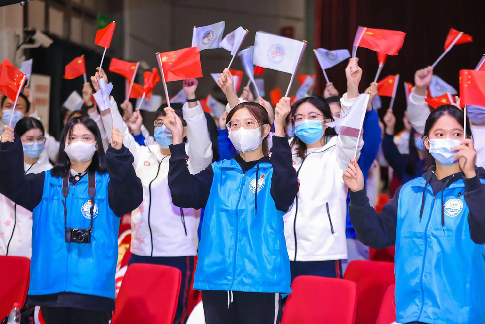 海事进博志愿者代表齐唱《没有共产党就没有新中国》