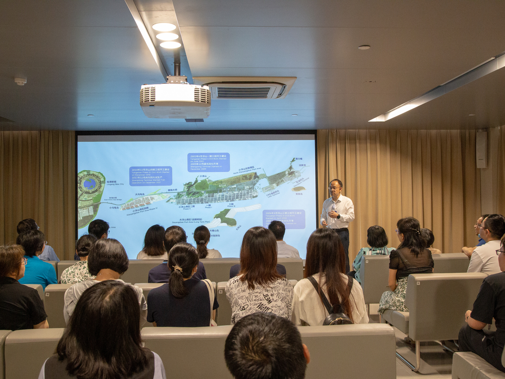 20230702062546166800.jpg 介绍洋山港一期至四期的建设及北侧港区码头的在建情况