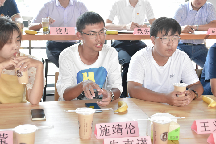 与会学生发言