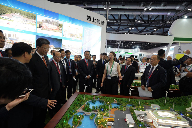 与会领导参观世界交通大会展台 与会领导参观世界交通大会展台