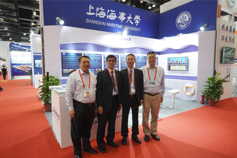 我校展台前合影 我校展台前合影