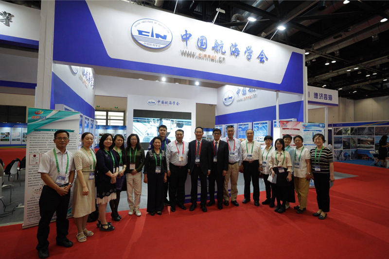 中国航海学会展台前合影 中国航海学会展台前合影