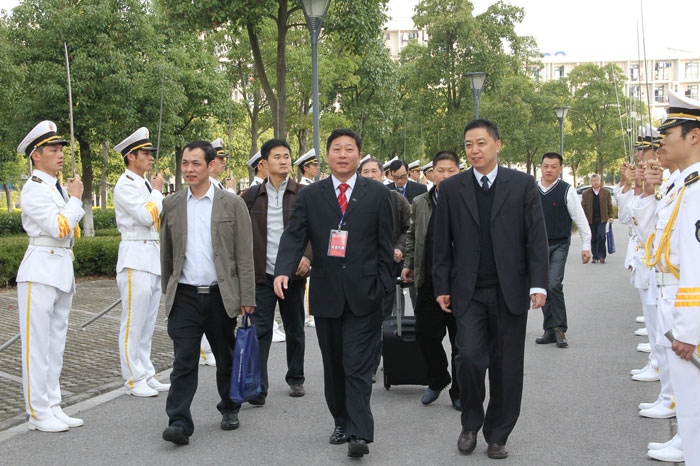 党委副书记、副校长孔凡邨引导企业嘉宾入场