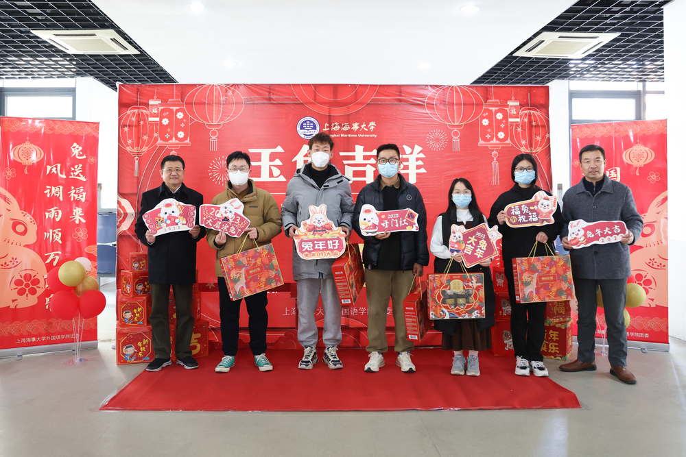 宋宝儒、李志鹏与参加除夕游园会的学生合影