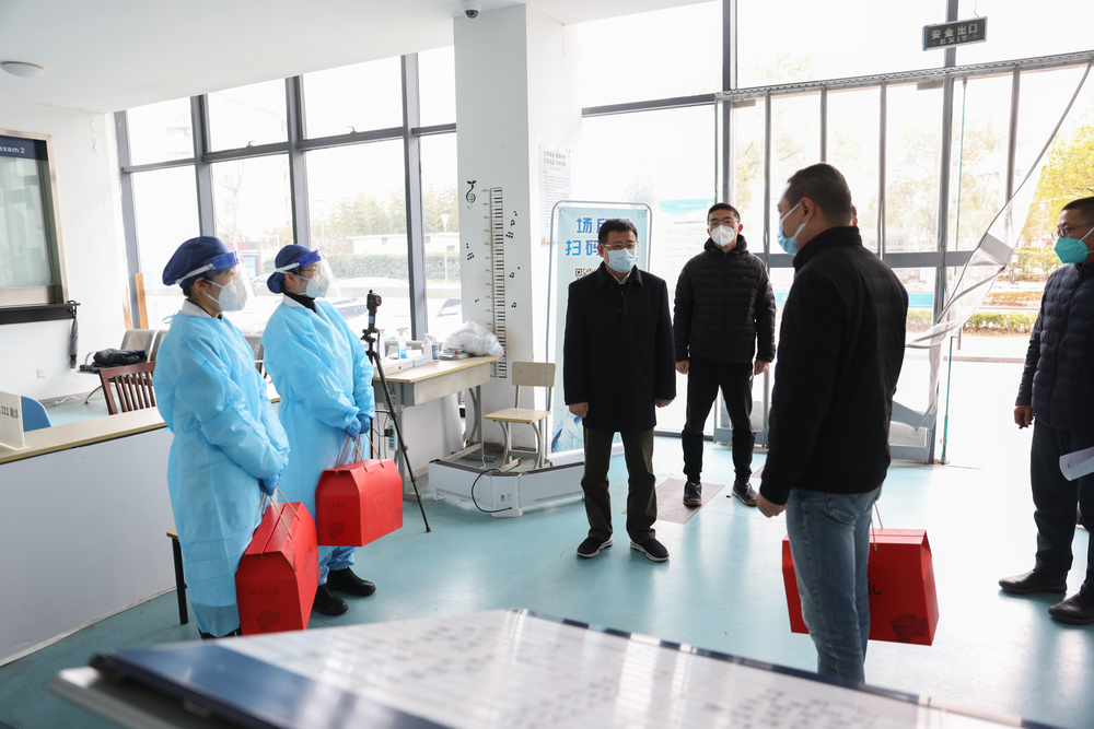 宋宝儒走访校医院慰问医护人员