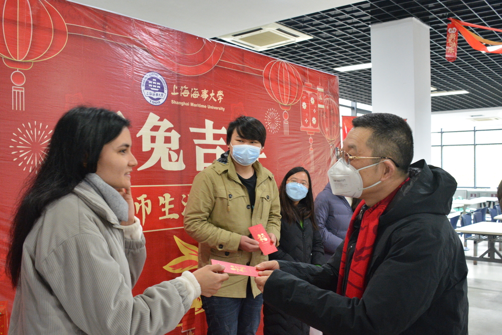 陆靖向留校学生发红包