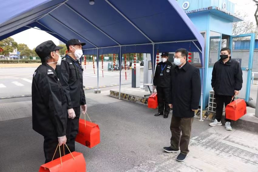 宋宝儒走访看望5号门值班保安人员