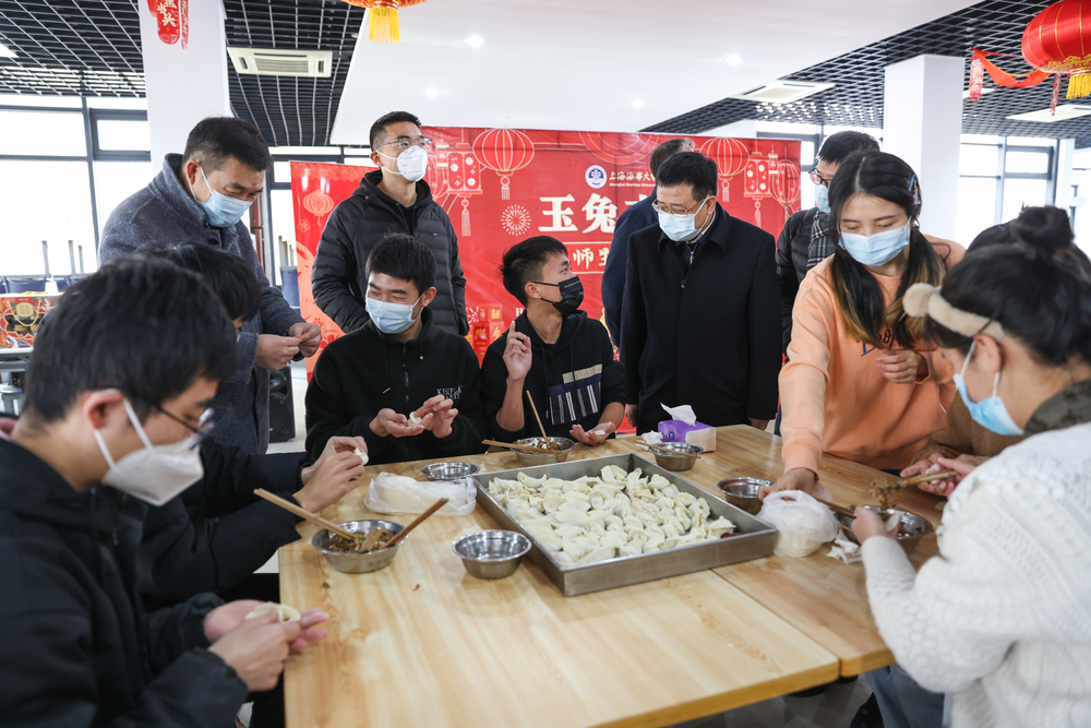 宋宝儒、李志鹏与学生一起参加除夕游园会