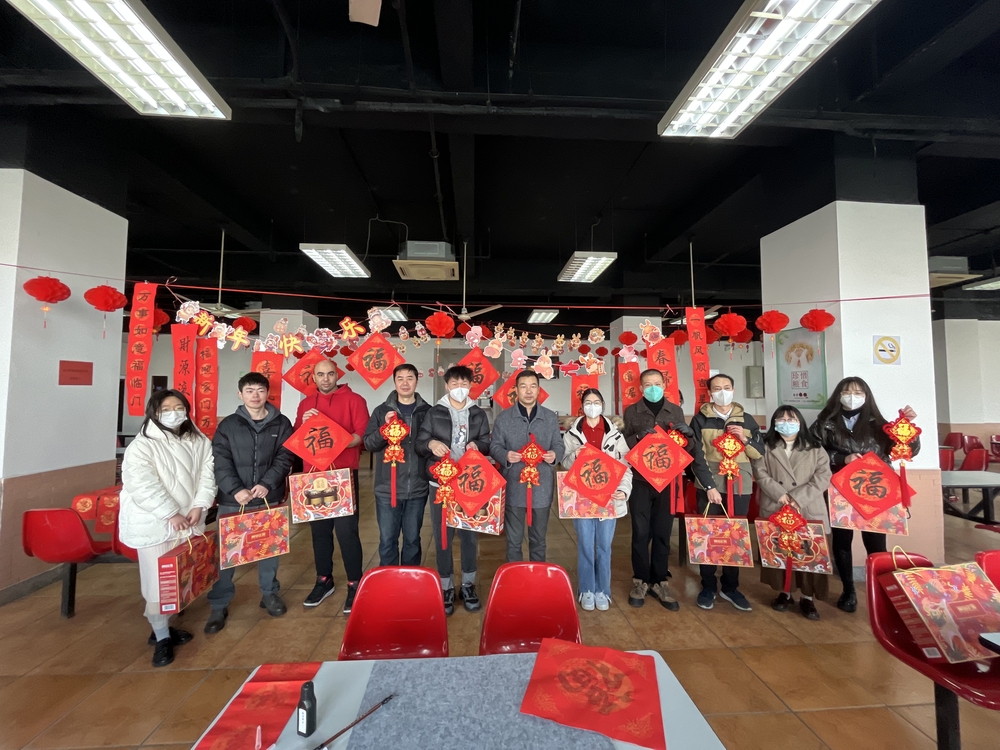 李志鹏与高恒厦参加新春联欢活动师生合影