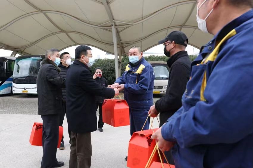 宋宝儒走访慰问物业值班室工作人员