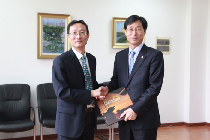 黄有方校长向Park Han-il校长赠送学校画册 