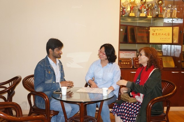 阿杜在向中国老师请教