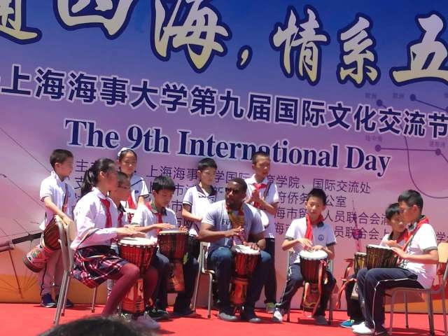 路易斯与中国小朋友一起表演非洲手鼓 路易斯与中国小朋友一起表演非洲手鼓