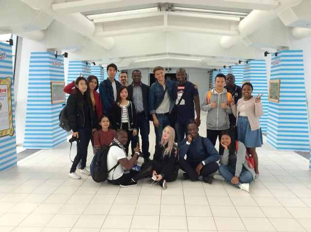 阮氏慧和同学们一起参观上海金融中心 阮氏慧和同学们一起参观上海金融中心