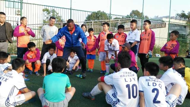 路易斯教中国孩子踢足球 路易斯教中国孩子踢足球