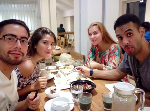 袁超和留学生们在一起吃中国菜 袁超和留学生们在一起吃中国菜